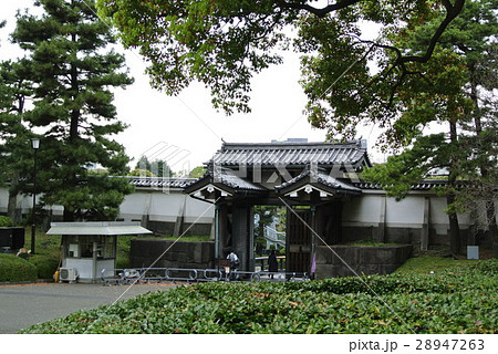 皇居東御苑 北桔橋門（きたはねばしもん）の内側 28947263