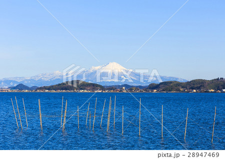 〈島根県〉意東海岸(中海)から見た雪の大山 〈島根県〉意東海岸(中海)から見た雪の大山 28947469