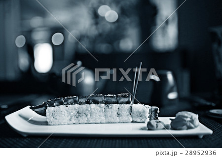 serving in eastern restaurant, sushi 28952936