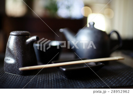 serving in eastern restaurant, sushi 28952962