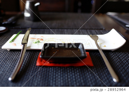 serving in eastern restaurant, sushi 28952964