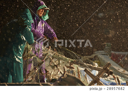 深夜に働く漁師たち 28957682