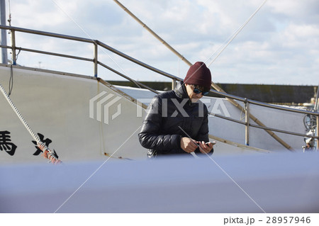 漁港にいる男性 28957946