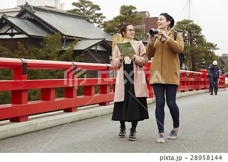古い町並みを観光する外国人女性と日本人女性 28958144