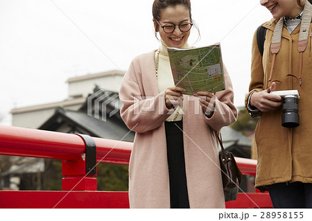 古い町並みを観光する外国人女性と日本人女性 28958155