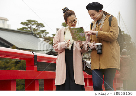 古い町並みを観光する外国人女性と日本人女性 古い町並みを観光する外国人女性と日本人女性 28958156