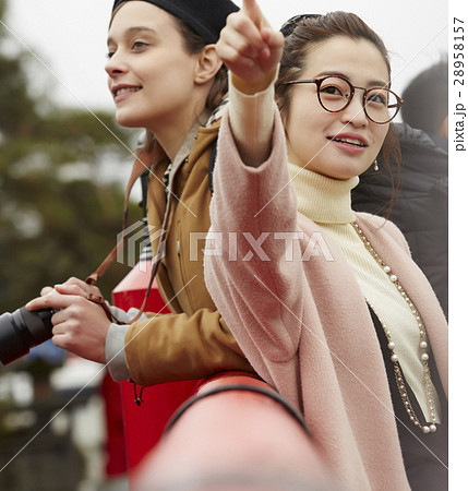 古い町並みを観光する外国人女性と日本人女性 28958157