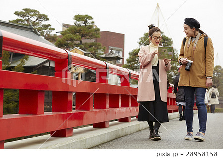 古い町並みを観光する外国人女性と日本人女性 28958158