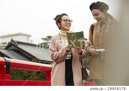 古い町並みを観光する外国人女性と日本人女性 28958176
