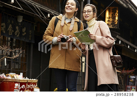 古い町並みを観光する外国人女性と日本人女性 28958238