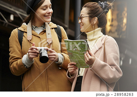 古い町並みを観光する外国人女性と日本人女性 28958263