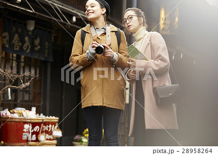 古い町並みを観光する外国人女性と日本人女性 28958264