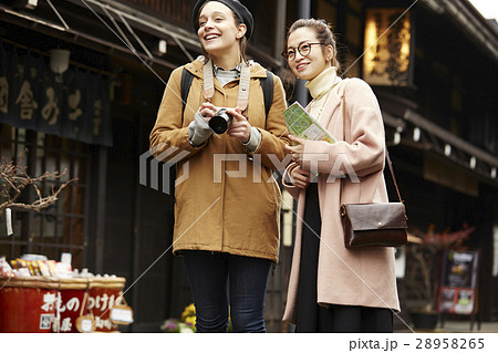 古い町並みを観光する外国人女性と日本人女性 28958265