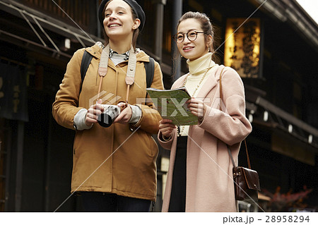古い町並みを観光する外国人女性と日本人女性 28958294