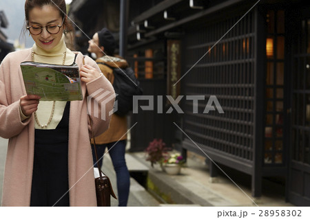 古い町並みを観光する女性 古い町並みを観光する女性 28958302