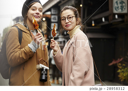 古い町並み　五平餅を食べる外国人女性と日本人女性 28958312