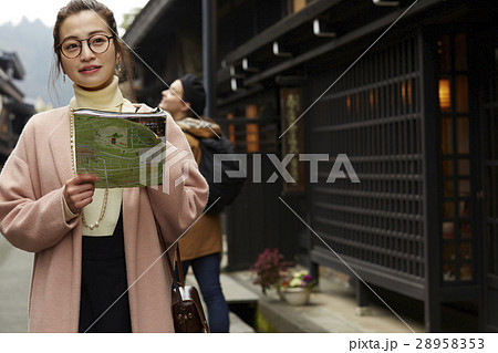 古い町並みを観光する女性 28958353
