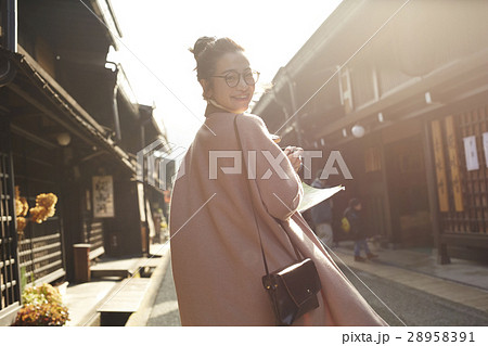 古い町並みを観光する女性 古い町並みを観光する女性 28958391