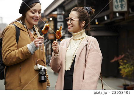 古い町並み　五平餅を食べる外国人女性と日本人女性 28958405