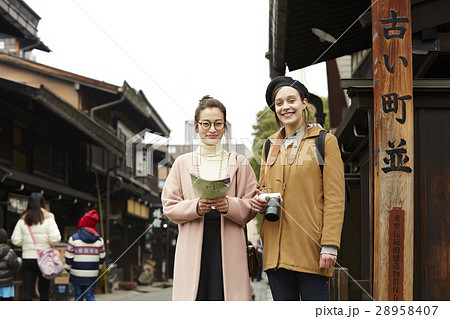 古い町並みを観光する外国人女性と日本人女性 28958407