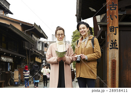 古い町並みを観光する外国人女性と日本人女性 28958411