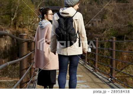 白川郷　であい橋を渡る女性たち 28958438