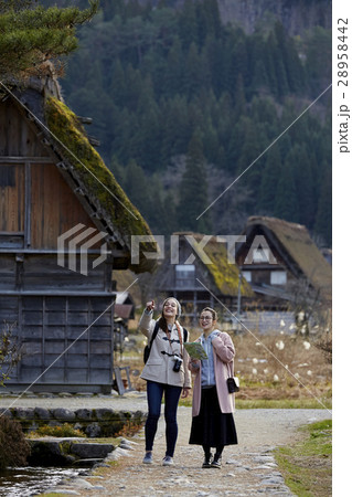 合掌造り集落を旅する女性たち 合掌造り集落を旅する女性たち 28958442