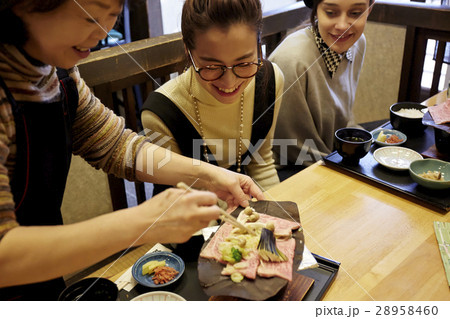 飛騨牛　グルメ　ランチを楽しむ外国人女性と日本人女性 28958460