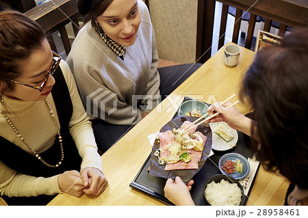 飛騨牛　グルメ　ランチを楽しむ外国人女性と日本人女性 28958461