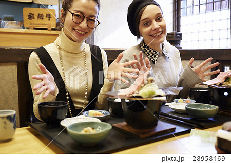 飛騨牛 グルメ ランチを楽しむ外国人女性と日本人女性 飛騨牛 グルメ ランチを楽しむ外国人女性と日本人女性 28958469