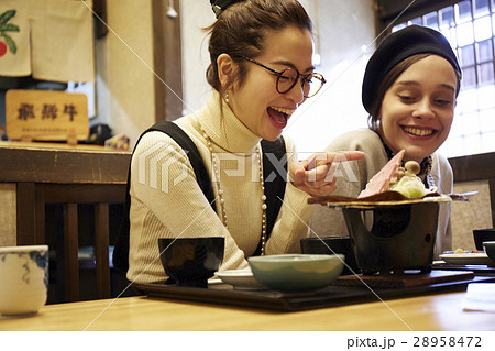 飛騨牛　グルメ　ランチを楽しむ外国人女性と日本人女性 28958472