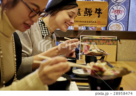 飛騨牛　グルメ　ランチを楽しむ外国人女性と日本人女性 28958474