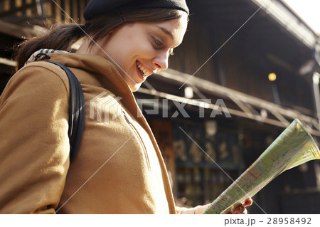 古い町並みを観光する外国人女性 28958492
