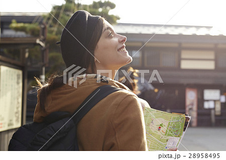 古い町並みを観光する外国人女性 古い町並みを観光する外国人女性 28958495