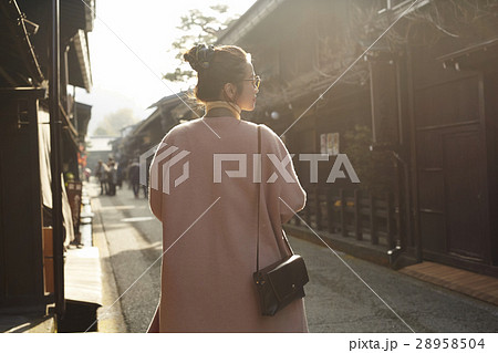 古い町並みを観光する女性 28958504