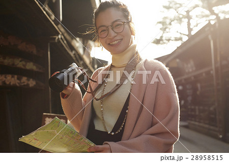 古い町並みを観光する女性 28958515