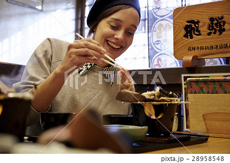 ランチを楽しむ外国人女性 28958548