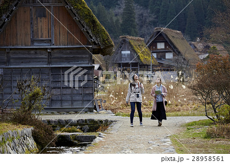 合掌造り集落を旅する女性たち 28958561