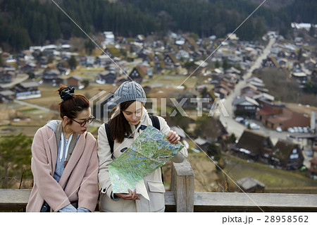 合掌造り集落を旅する女性たち 28958562