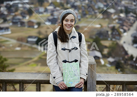 合掌造り集落を旅する外国人女性 28958564