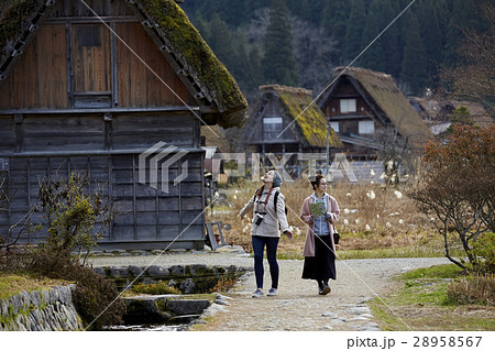 合掌造り集落を旅する女性たち 28958567