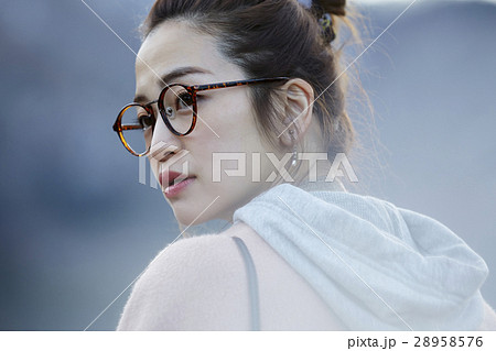 散策する女性 散策する女性 28958576