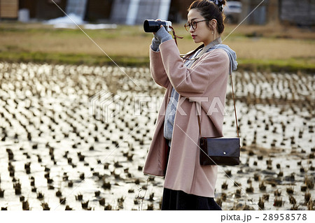 白川郷　合掌造り集落を散策する女性 28958578