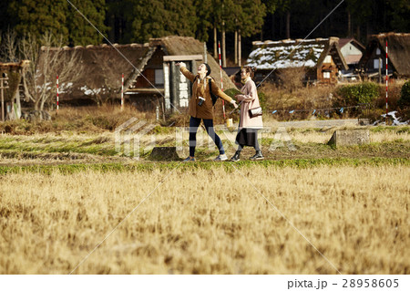 合掌造り集落を旅する女性たち 28958605