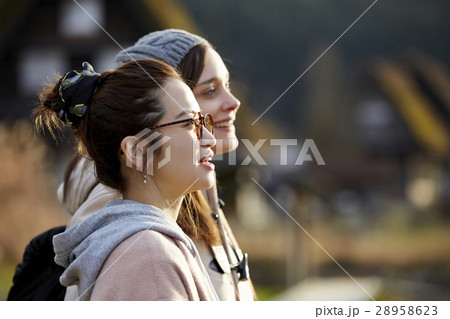 合掌造り集落を旅する女性たち 28958623