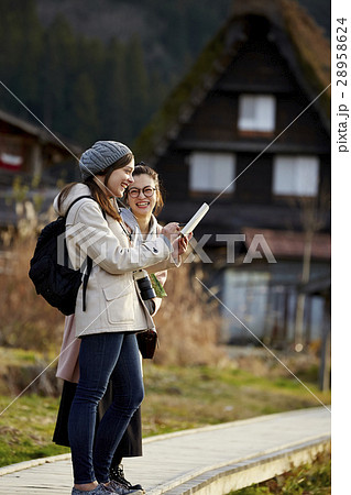 合掌造り集落を旅する女性たち 28958624