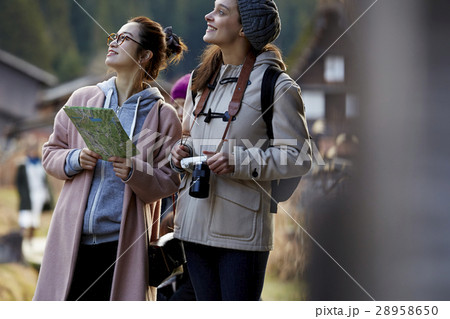 合掌造り集落を旅する女性たち 合掌造り集落を旅する女性たち 28958650