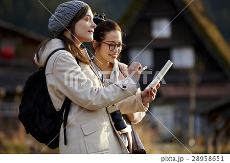 合掌造り集落を旅する女性たち 合掌造り集落を旅する女性たち 28958651