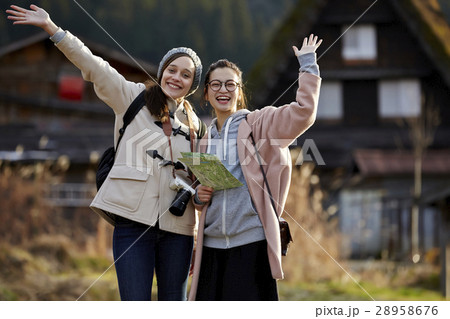 合掌造り集落を旅する女性たち 28958676