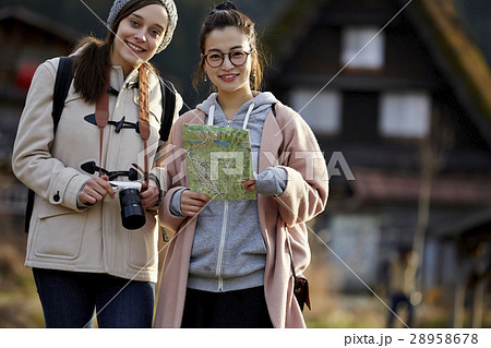 合掌造り集落を旅する女性たち 28958678